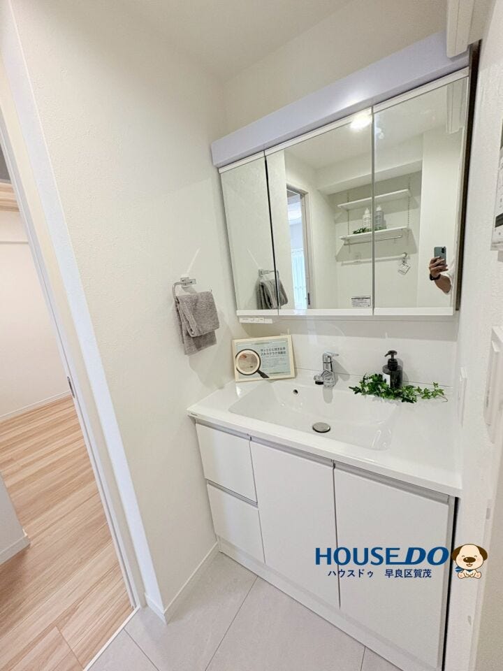 三面鏡の洗面台です。洗面台の下、洗面台の横にも収納スペースがございます。化粧品や洗剤のストックなどたくさん収納できますよ♪