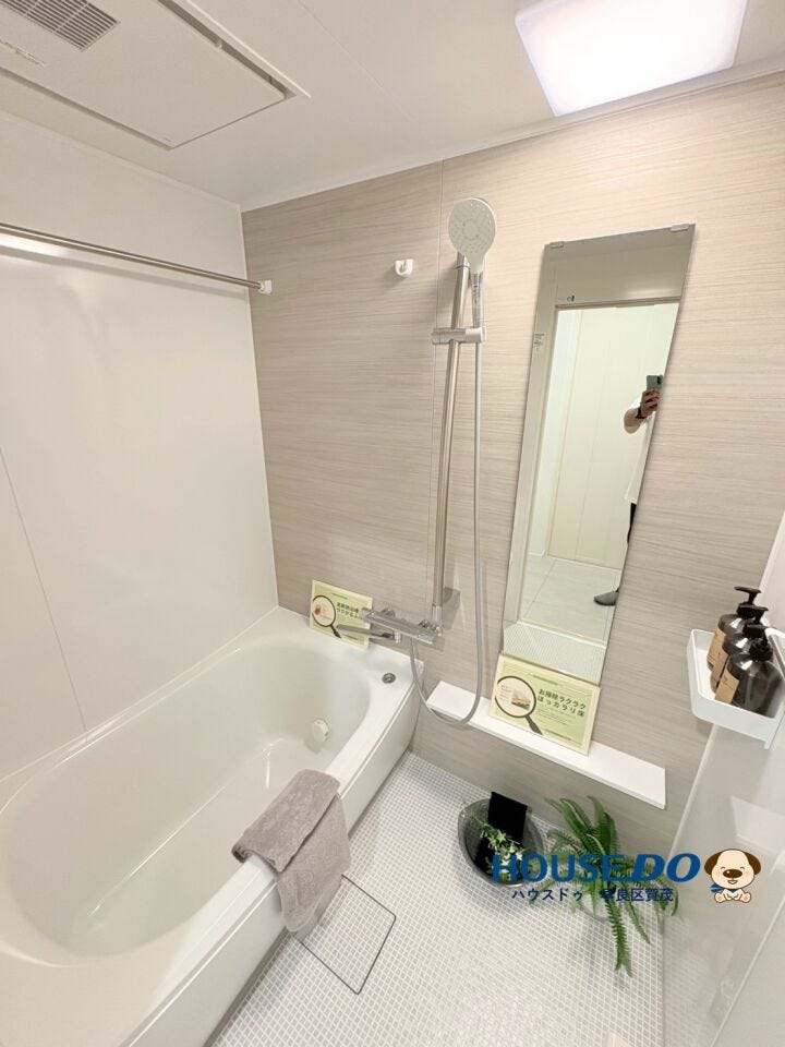 浴室はゆったり入浴できるサイズです。お子様と一緒に入浴しても余裕がありますね。