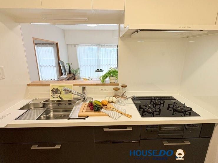 収納たっぷりなシステムキッチン!収納が多いと調味料や料理器具などを揃える楽しみも広がります。