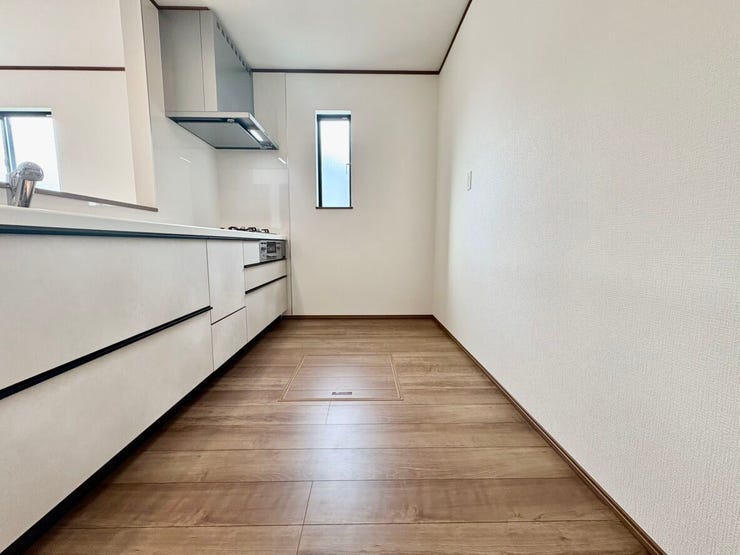 冷蔵庫や食器棚をゆったり配置できる広さのキッチンスペース。