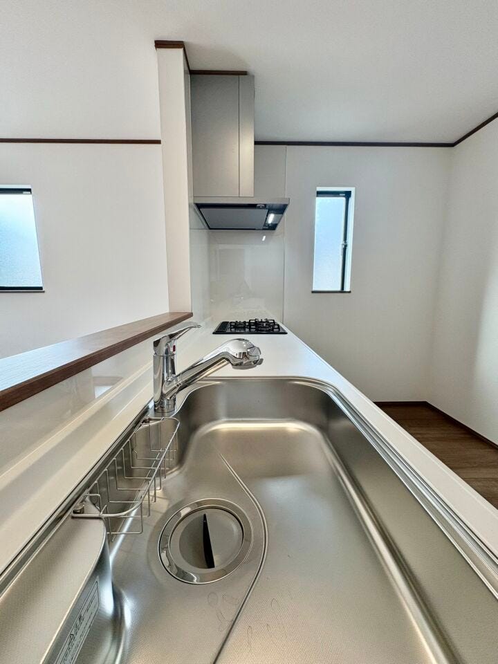 洗い物も快適にできる使い勝手の良さが魅力。
縦窓の窓があるので、調理中のにおいや湿気もこもりにくいのが嬉しいポイントです。