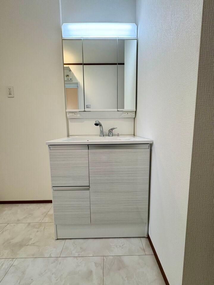 備え付けの収納棚、いつでもスッキリ見せることができますね♪