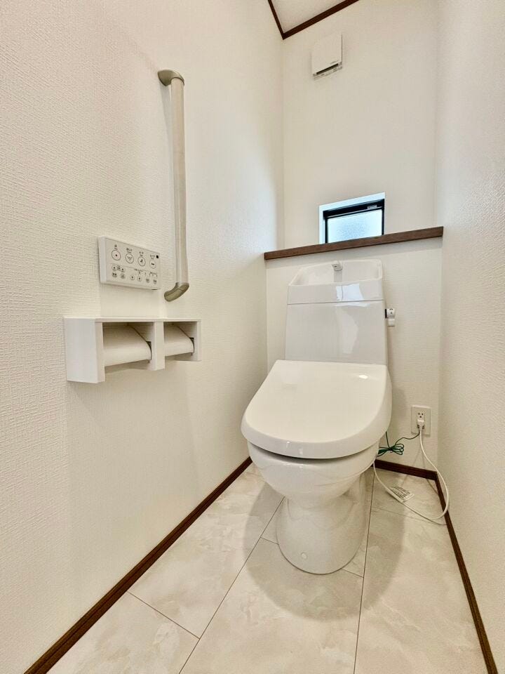 大人も子どもも快適な温洗浄便座機能付きです。窓もあっていつも清潔に保てます。