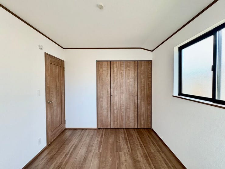 木のぬくもりを感じる落ち着いた洋室。クローゼット付きで収納力バッチリ