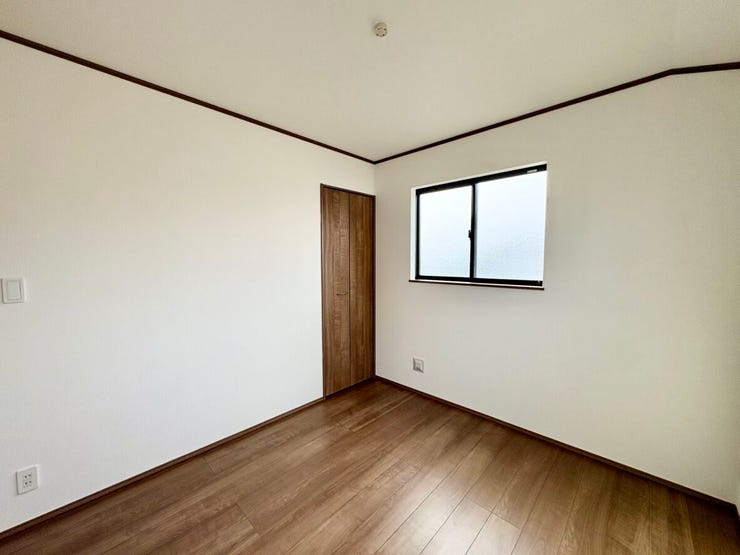 明るい採光で心地良い洋室。