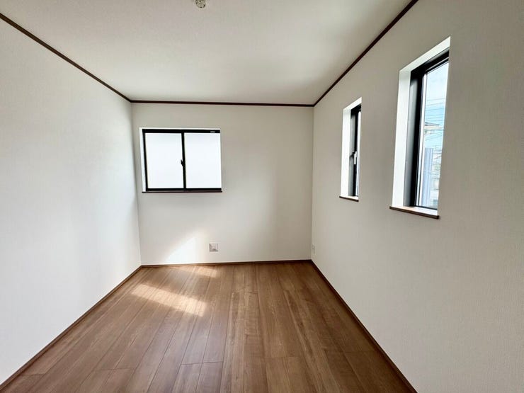 明るい採光で心地良い洋室。