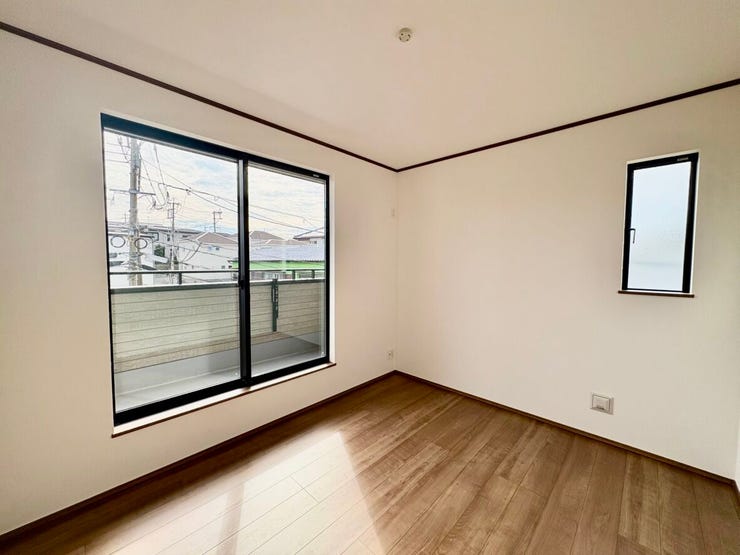バルコニーからの陽光や風を感じられる洋室。
