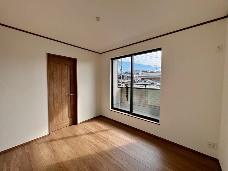 カーテンを開ければ日中は電気がなくともとても明るいお部屋です。