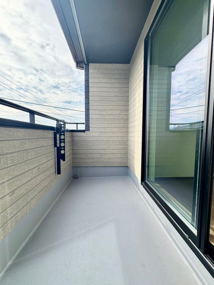 南向きで日当たり良好なインナーバルコニー。