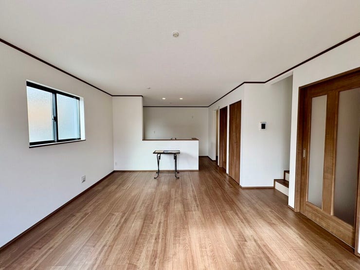 木目の美しいフローリングで開放感のある空間。