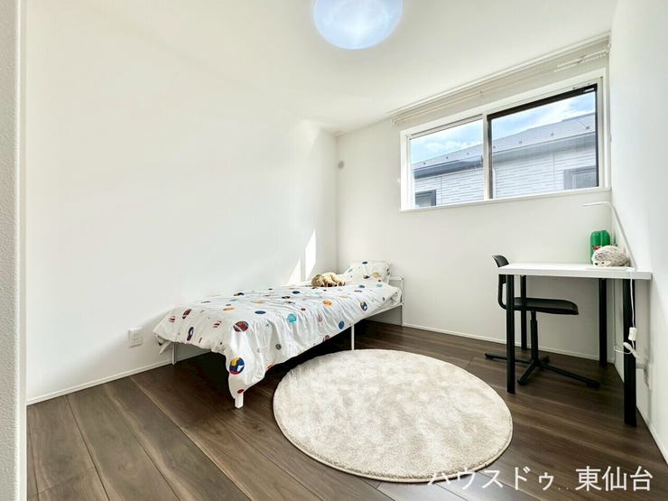 階段側の5.2帖の洋室です♪高めの窓で採光も確保しながら、家具の配置もしやすいお部屋になっています♪