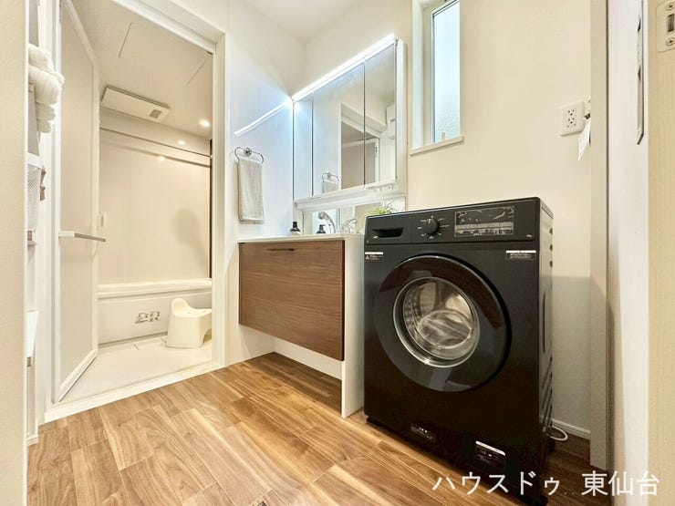 うれしい三面鏡♪キッチンからも廊下からも入れます♪