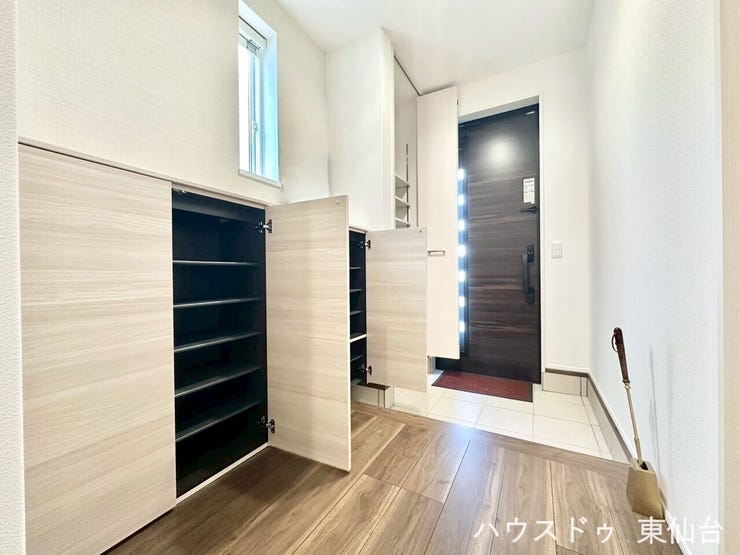 ロータイプの靴箱ですっきりとした玄関です♪取っ手のないスイッチボタン式で、とことんスマートな靴箱です♪