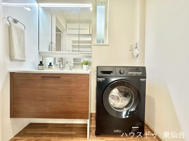 引き出し式の収納が気の利いた、気持ちのいい朝を過ごせそうな洗面所です♪