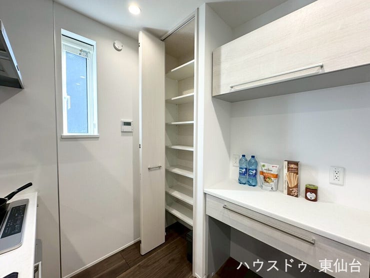 パントリースペースもあります♪物が増えがちなキッチン周りの豊富な収納は嬉しいですね♪