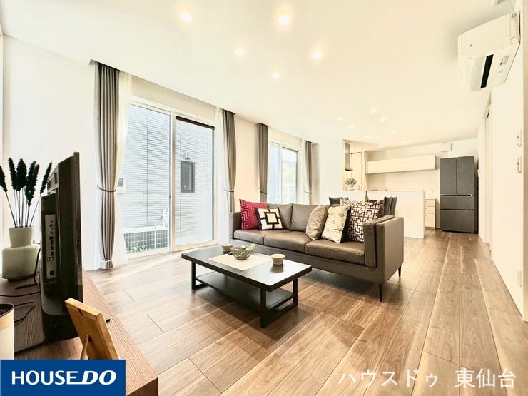 レールを隠したカーテン、大きな窓が気持ちの良いリビングです♪
床暖房があり、下から優しく温めます♪居心地がよくて自然とみんなが集まってきそうです♪