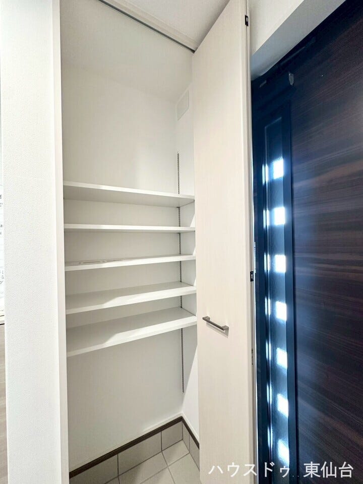 可動式の棚がうれしい、高さがあるものもしまえる土間収納です♪