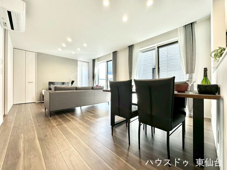 奥に見えるのはリビング階段です♪扉がついていますが常に開放することも可能です♪