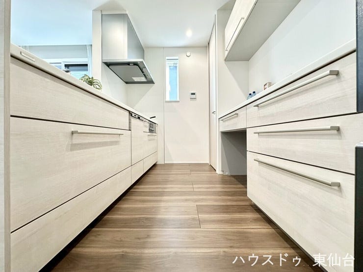 おそろいのカップボード♪統一感が素敵です♪物の出し入れがしやすい引き出し式を採用しています♪