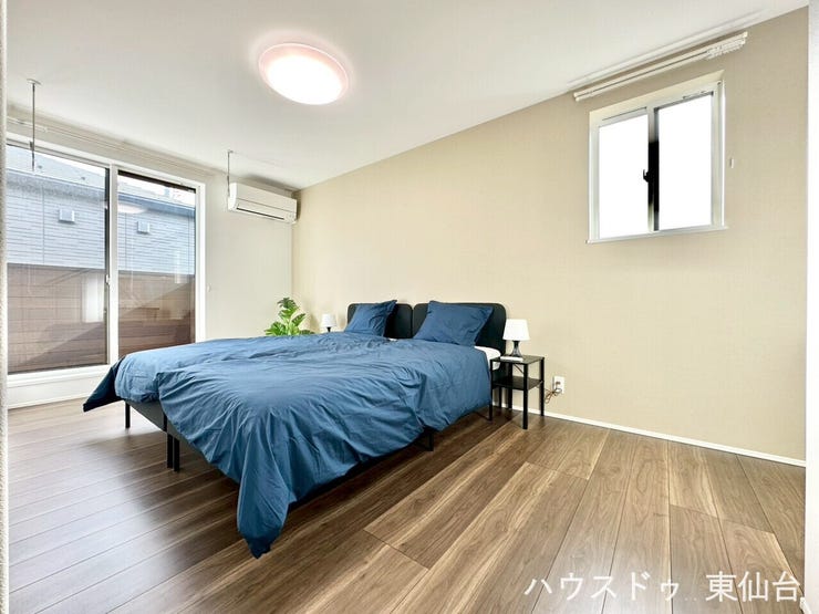 2階の約9帖のバルコニーにつながる寝室です♪物干し用のホルダーがあり、天気の急変にもすぐ対応できます♪