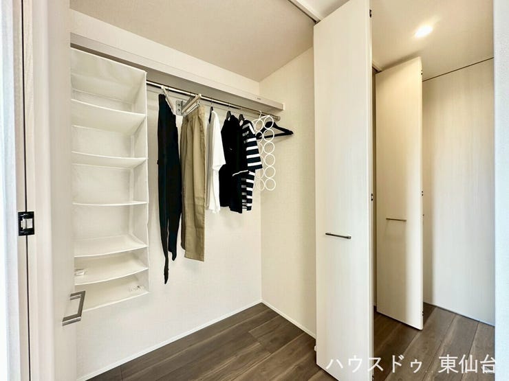 壁を大きく利用した双子のクロゼットがついています♪
