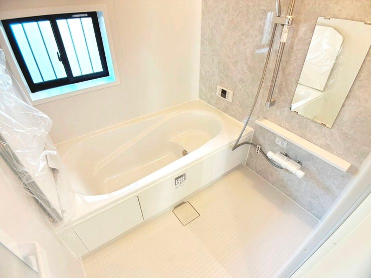 ◎浴室:B号棟(1/10撮影)
お子様と一緒にバスタイムを楽しめる1坪タイプの広々浴室!
日々の疲れをリセットしてくれそうな浴室で明日からもがんばれそうです!