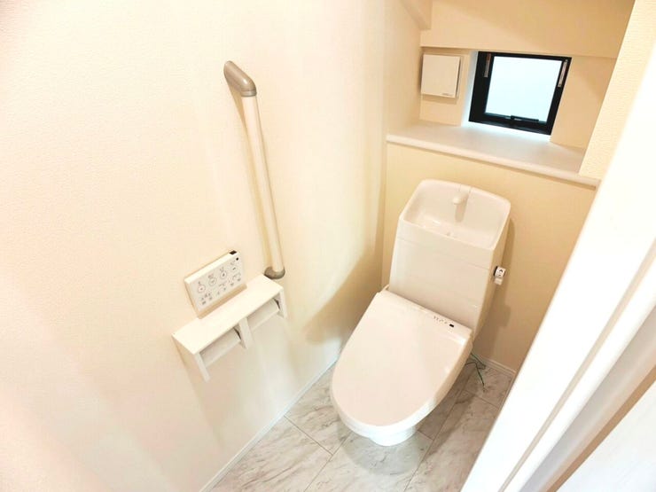 ◎トイレ:B号棟(1/10撮影)
1・2階ともにウォシュレット付!2か所トイレがございますので、朝のトイレ渋滞も解消!窓付きで明るく、換気もできます◎