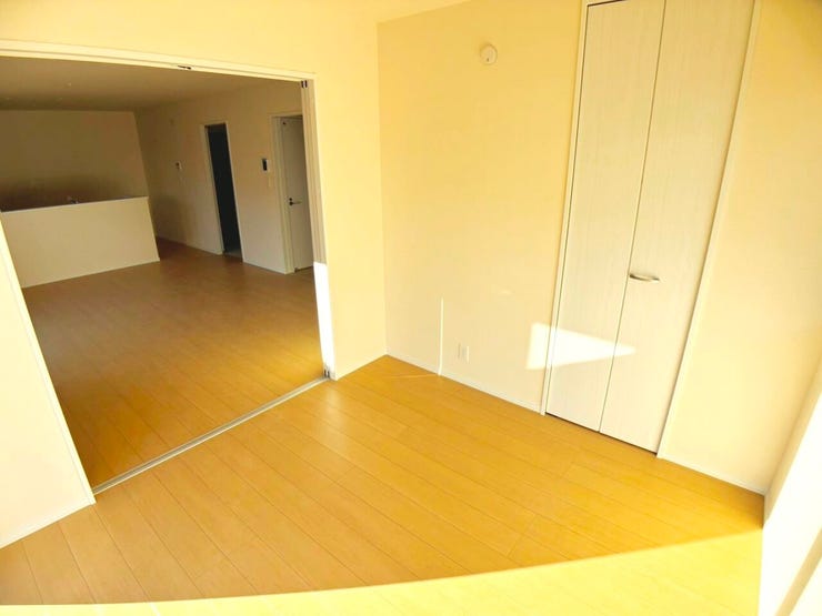 ◎1階洋室:B号棟(1/10撮影)
洋室の扉を開くと、開放的な空間が広がります!扉を閉めることで、急な来客時もすぐに目隠し可能です!