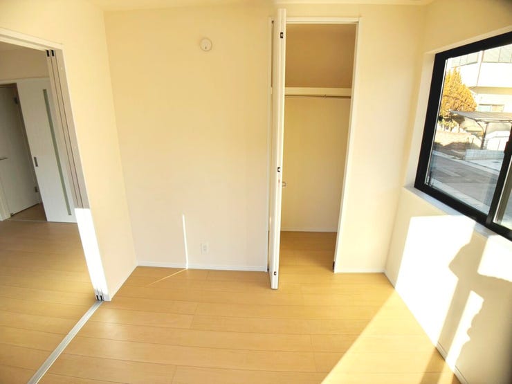 ◎収納:B号棟(1/10撮影)
収納扉は折戸扉になっているので、最小限のスペースで開閉が可能です◎レールがないので埃もたまらず、掃除がしやすいですね♪