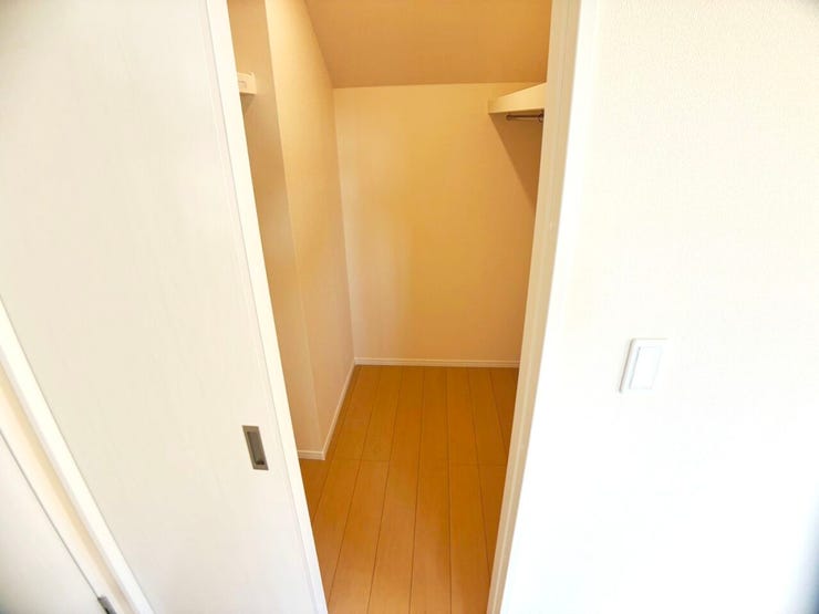 ◎WIC:B号棟(1/10撮影)
奥行のあるWICは、お洋服だけでなく、季節物の家具や家電、ご来客用のお布団の収納スペースとしても使えます!