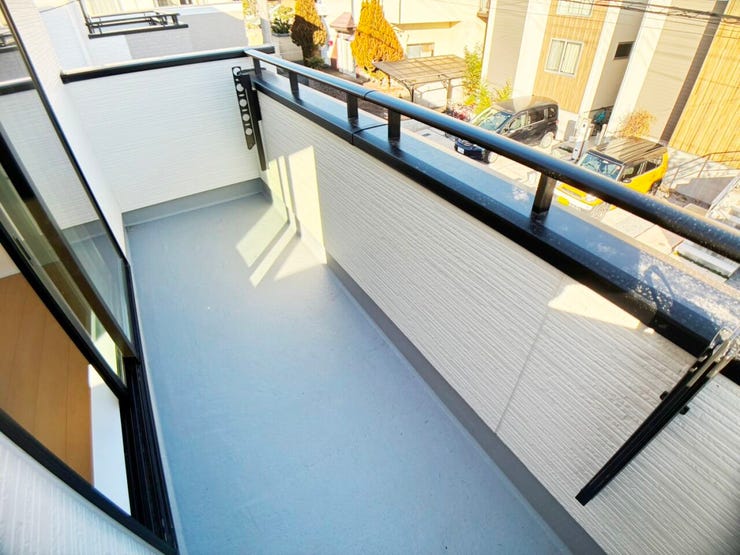 ◎バルコニー:B号棟(1/10撮影)
【全棟2面バルコニー!】
奥行きのある南向きのバルコニー!
洗濯物もラクラク、たっぷり干せる十分なスペースです!