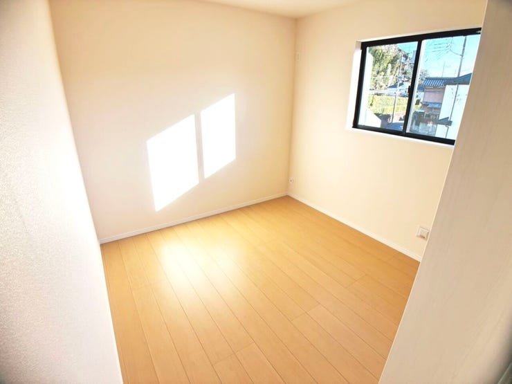 ◎洋室:号棟(1/10撮影)
フローリングは定番のメープルカラー、収納扉などはホワイトで清潔感もあり、家具もあわせやすい色合いです。