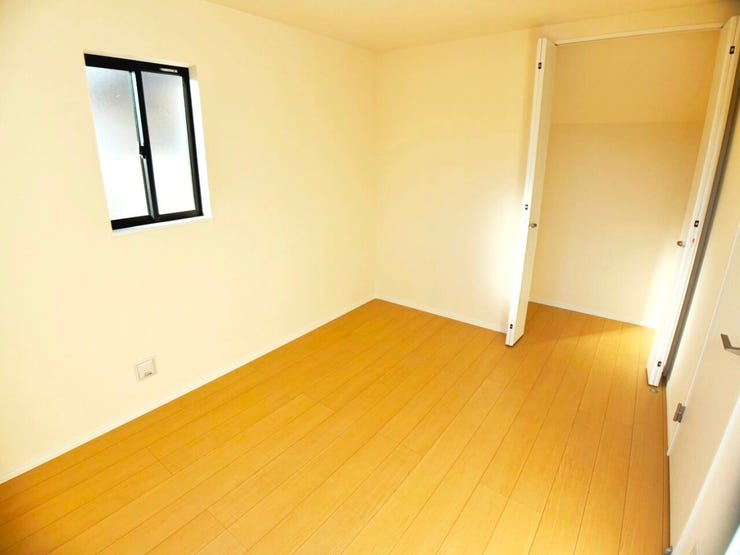 ◎洋室:B号棟(1/10撮影)
南向きであたたかな陽射しがたっぷり差し込む洋室!毎朝気持ち良く起きられそうですね。