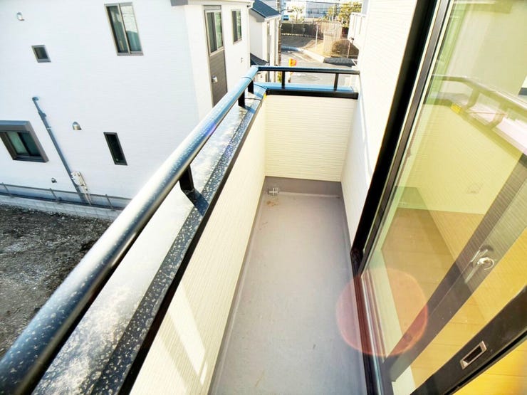 ◎バルコニー:B号棟(1/10撮影)
洗濯物が多くて大変・・・そんな時も外に沢山干せるので心配なし!