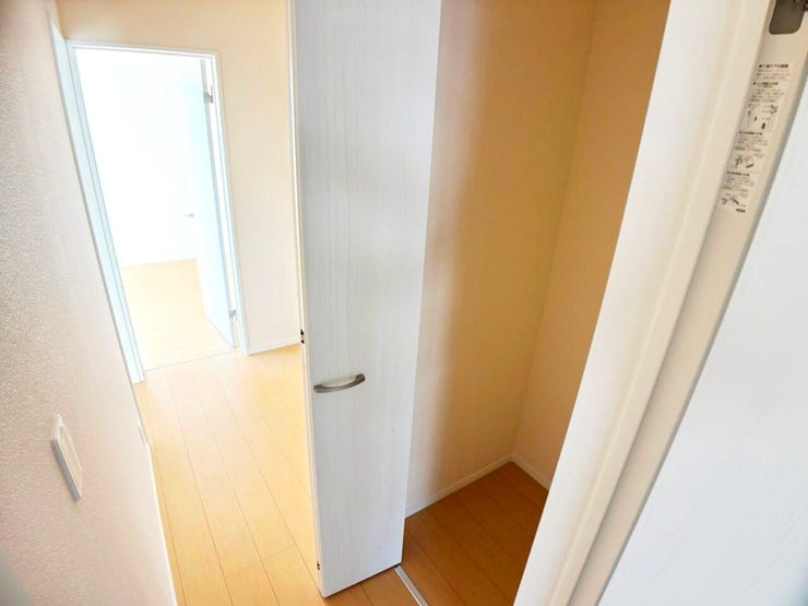 ◎2階廊下収納:B号棟(1/10撮影)
2階へ上がると、階段横にも収納付!お掃除用具や季節物の家具・家電などの収納に便利なスペースです!