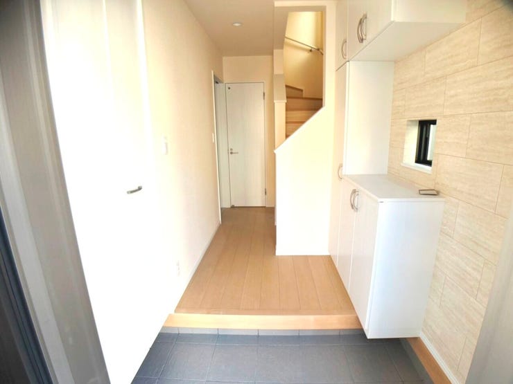 ◎玄関:B号棟(1/10撮影)
玄関収納はたっぷり収納できる大容量サイズ!ご家族分の靴もすっきり収納できます。