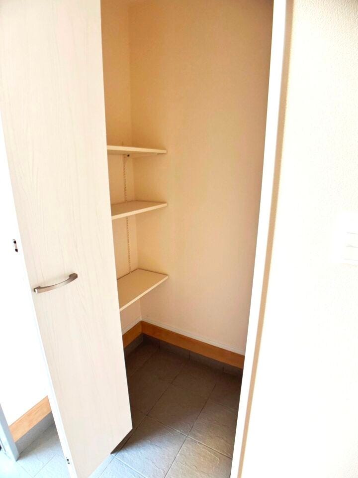 ◎SIC:B号棟(1/10撮影)
可動棚付のシューズインクローク!ベビーカーやゴルフバックなど、おでかけから帰った後もさっと収納!