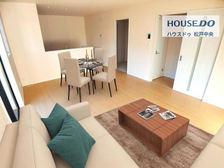 ◎リビング:B号棟(1/10撮影)
南側にある大きな掃き出し窓から入る日差しはとても暖かく、お部屋を明るく照らしてくれます!
※家具はCGになります。