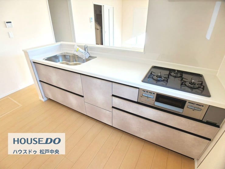 ◎キッチン:B号棟(1/10撮影)
コンロ下にはフライ返しやレードルなど、調理作業に使う道具が収納できます!使い勝手も良さそうですね♪