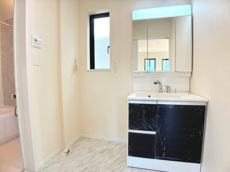 ◎洗面台:B号棟(1/10撮影)
暮らしを快適に変えるシャワー付洗面化粧台!朝の身支度もスピーディに♪
3面鏡の裏は収納付きです!