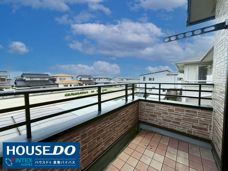 【お洗濯が楽しくなる!開放感たっぷりのワイドバルコニー☆】
この広いバルコニーなら、家族みんなの洗濯物も布団もまとめて気持ち良く干せます!青空が広がる見晴らしも、日々の癒やしになりますね!