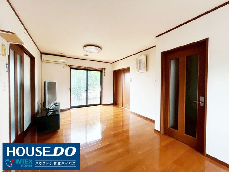 【陽当たり良好!家族団らんの中心となる広々リビング◆】
大きな窓から明るい陽光がたっぷりと差し込む、開放感あふれるリビング!ご家族みんなが笑顔で集まり、一日を振り返る大切な時間が増えそうです♪