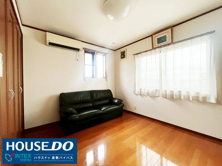 【陽光が心地よい!家族それぞれの時間を大切にできるお部屋◎】
クローゼット付きで収納も充実した使いやすい洋室です。大きな窓から差し込む光で、お子様の勉強部屋や書斎など、多目的に活用できますね!