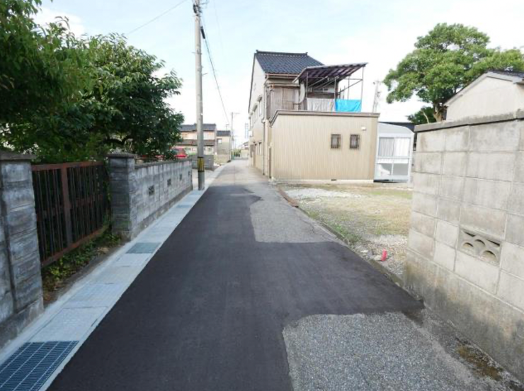 西側前面道路