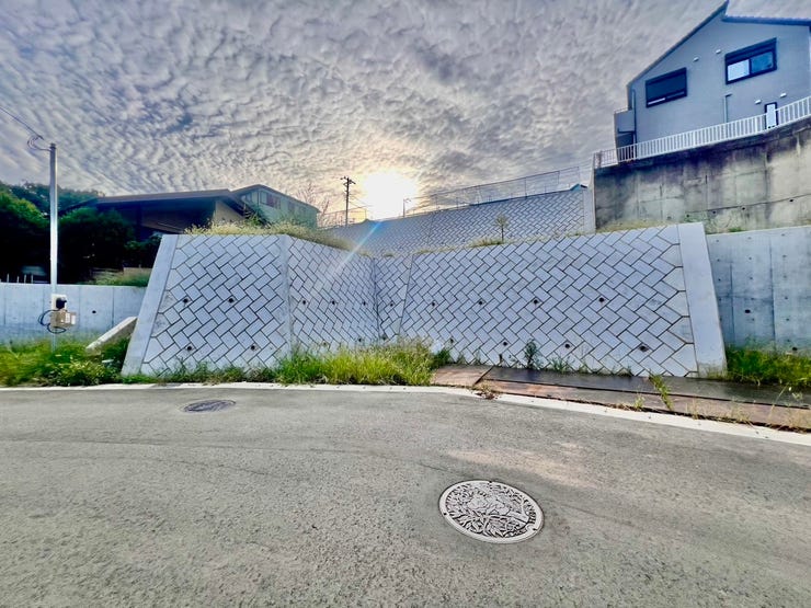 ひな壇のため、道路からの視線を気にすることなく生活することができます。