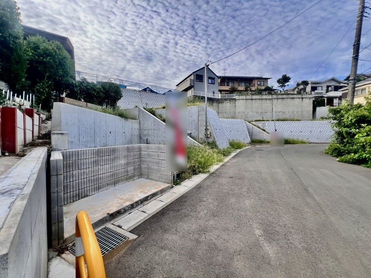 ひな壇のため、南面からの視線を気にすることなく生活することができます