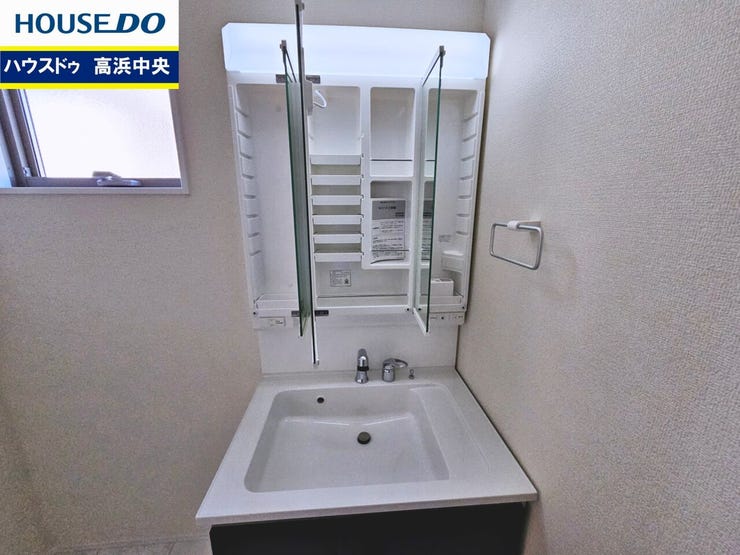 清潔感のある快適空間!毎日の身支度も気持ち良くお使い頂けます!三面鏡ならではの収納力、シャンプードレッサーならではの機能性、どちらも採用!