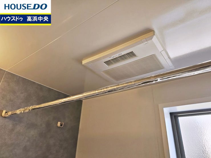 浴室で洗濯物が干せるため、天候にかかわらず洗濯物を干すことができます。また、浴室乾燥機付きの物件では浴室内に物干し竿も付いており、部屋干しのように扉の上部に洗濯物を引っ掛けることも不要となります。