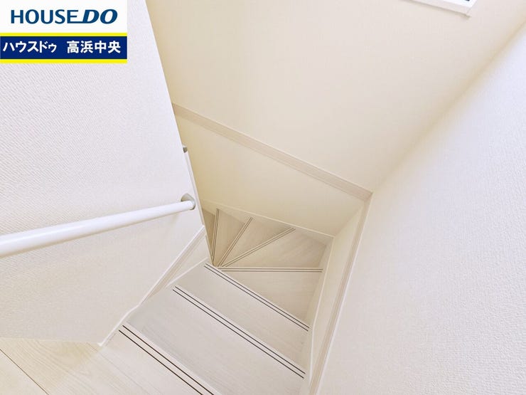 窓からは太陽の光が差し込み明るい空間に♪朝を気持ちよく迎えられそうですね!
階段には手すりがついているので、小さなお子様も安心ですね☆