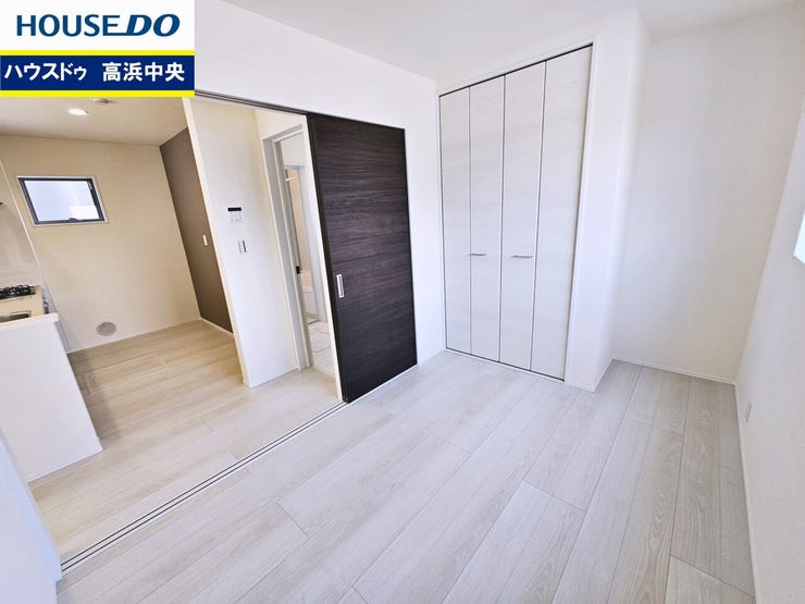 リビング隣設の洋室は客間としての使い方は勿論、赤ちゃんや小さなお子様を遊ばせるスペースに重宝♪